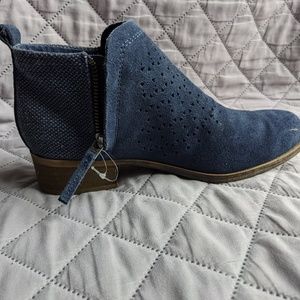 TOMS Deia Blue suede and canvas bootie, size 6W